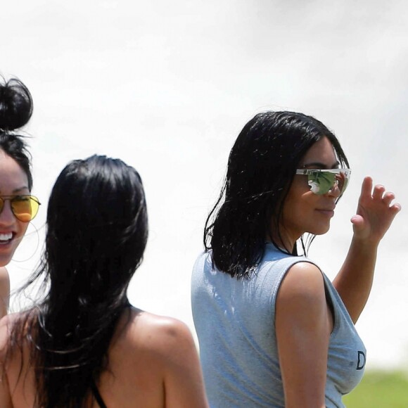 Exclusif - Kim, Kourtney Kardashian et Stephanie Sheppard en vacances au Mexique. Le 23 avril 2017.