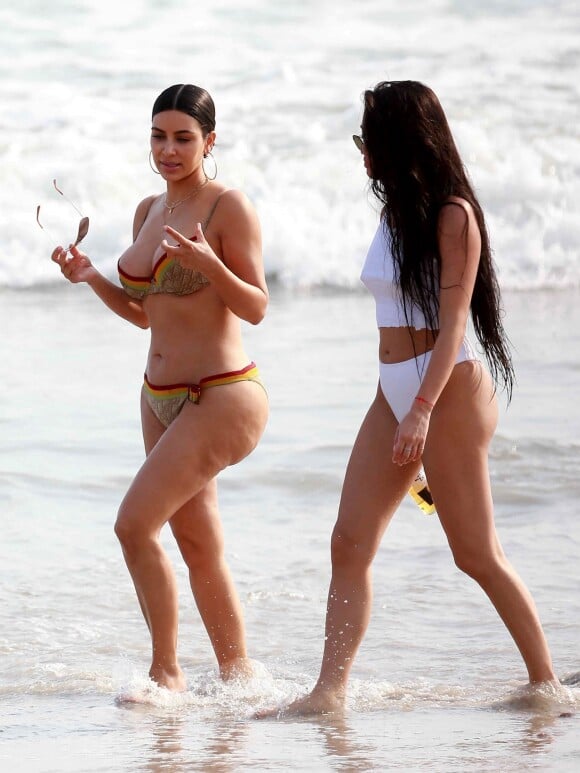 Kim Kardashian et son amie et assistante Stephanie Sheppard sur une plage au Mexique. Le 23 avril 2017.