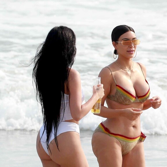 Kim Kardashian et son amie et assistante Stephanie Sheppard sur une plage au Mexique. Le 23 avril 2017.