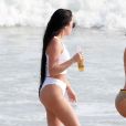 Kim Kardashian et son amie et assistante Stephanie Sheppard sur une plage au Mexique. Le 23 avril 2017.
