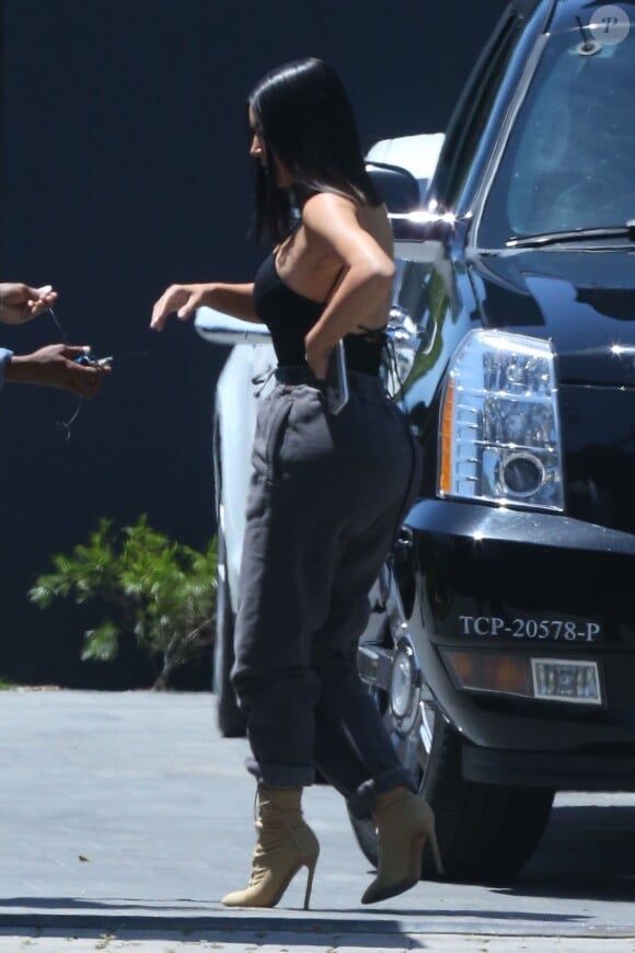 Kim Kardashian et son meilleur ami Jonathan Cheban sont allés déjeuner chez Chrissy Teigen et son mari John Legend à Los Angeles, le 4 mai 2017.