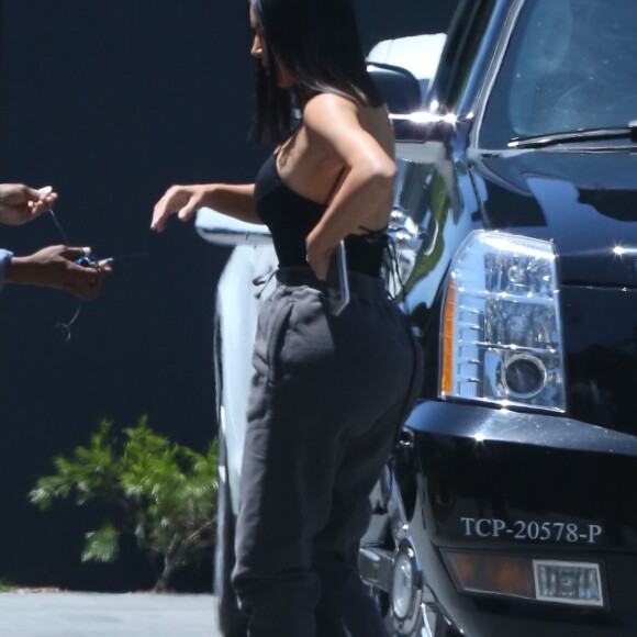 Kim Kardashian et son meilleur ami Jonathan Cheban sont allés déjeuner chez Chrissy Teigen et son mari John Legend à Los Angeles, le 4 mai 2017.