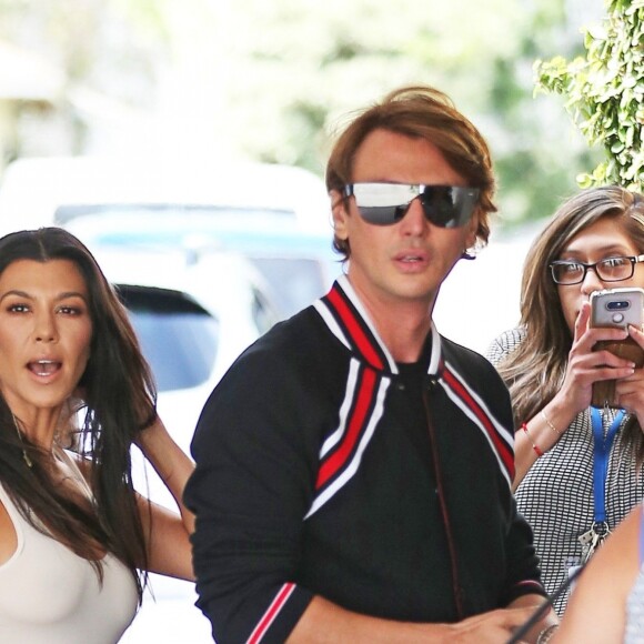 Kris Jenner, ses filles Kourtney, Kim et Khloé, et Jonathan Cheban déjeunent au restaurant Casa Vega pour célébrer "Cinco de Mayo" à Studio City. Le 5 mai 2017.