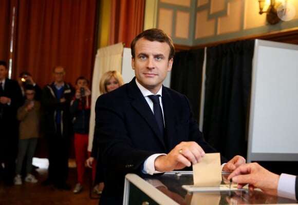 Emmanuel Macron et sa femme Brigitte (Trogneux) sont allés voter à la mairie du Touquet pour le deuxième tour de l'élection présidentielle. Le 7 mai 2017 © Dominique Jacovides - Sébastien Valiela / Bestimage