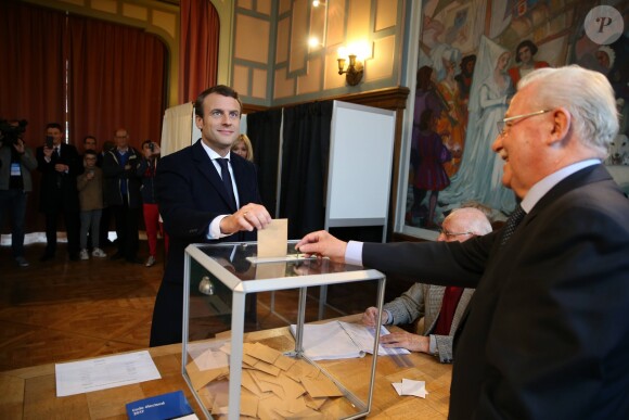 Emmanuel Macron et sa femme Brigitte (Trogneux) sont allés voter à la mairie du Touquet pour le deuxième tour de l'élection présidentielle. Le 7 mai 2017 © Dominique Jacovides - Sébastien Valiela / Bestimage