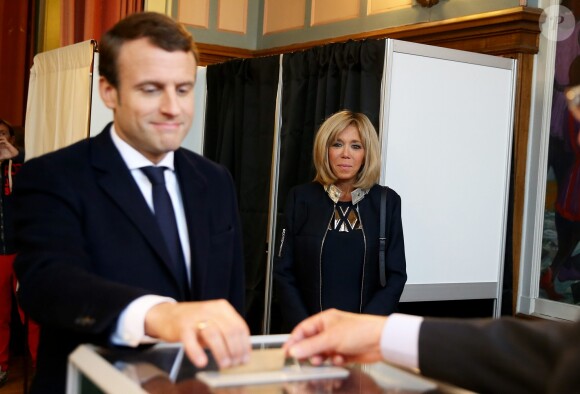 Emmanuel Macron et sa femme Brigitte (Trogneux) sont allés voter à la mairie du Touquet pour le deuxième tour de l'élection présidentielle. Le 7 mai 2017 © Dominique Jacovides - Sébastien Valiela / Bestimage
