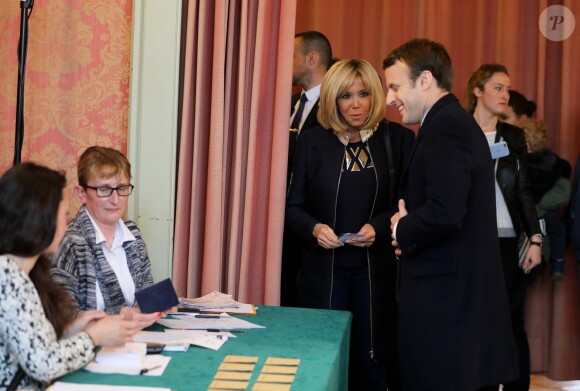 Emmanuel Macron et sa femme Brigitte (Trogneux) sont allés voter à la mairie du Touquet pour le deuxième tour de l'élection présidentielle. Le 7 mai 2017 © Dominique Jacovides - Sébastien Valiela / Bestimage