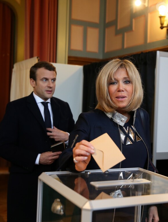Emmanuel Macron et sa femme Brigitte (Trogneux) sont allés voter à la mairie du Touquet pour le deuxième tour de l'élection présidentielle. Le 7 mai 2017 © Dominique Jacovides - Sébastien Valiela / Bestimage