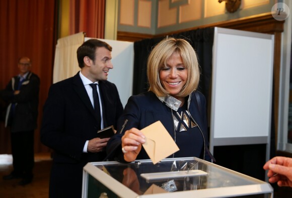 Emmanuel Macron et sa femme Brigitte (Trogneux) sont allés voter à la mairie du Touquet pour le deuxième tour de l'élection présidentielle. Le 7 mai 2017 © Dominique Jacovides - Sébastien Valiela / Bestimage