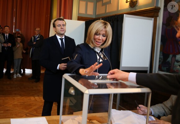 Emmanuel Macron et sa femme Brigitte (Trogneux) sont allés voter à la mairie du Touquet pour le deuxième tour de l'élection présidentielle. Le 7 mai 2017 © Dominique Jacovides - Sébastien Valiela / Bestimage
