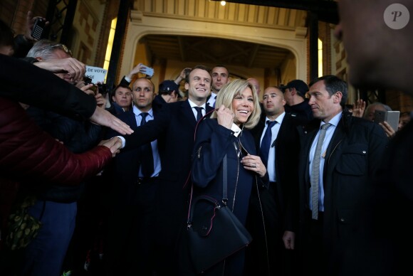 Exclusif - Emmanuel Macron et sa femme Brigitte (Trogneux) sont allés voter à la mairie du Touquet pour le deuxième tour de l'élection présidentielle. Le 7 mai 2017 © Dominique Jacovides - Sébastien Valiela / Bestimage