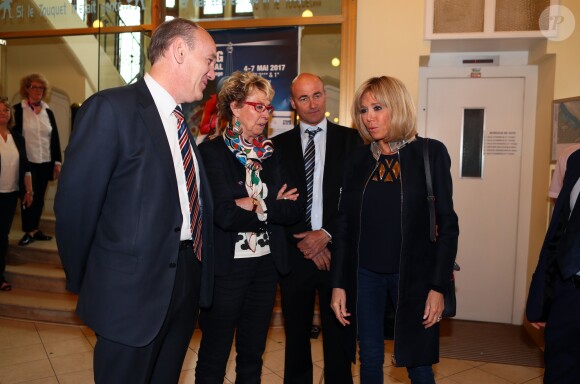 Exclusif - Le maire du Touquet Daniel Fasquelle, la 1ère adjointe Lilyane Lussignol et l'adjoint aux sports Denis Caloin - Emmanuel Macron et sa femme Brigitte (Trogneux) sont allés voter à la mairie du Touquet pour le deuxième tour de l'élection présidentielle. Le 7 mai 2017 © Dominique Jacovides - Sébastien Valiela / Bestimage