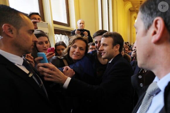 Exclusif - Emmanuel Macron et sa femme Brigitte (Trogneux) repartent de la mairie du Touquet après être allés voter pour le deuxième tour de l'élection présidentielle. Le 7 mai 2017 © Dominique Jacovides - Sébastien Valiela / Bestimage