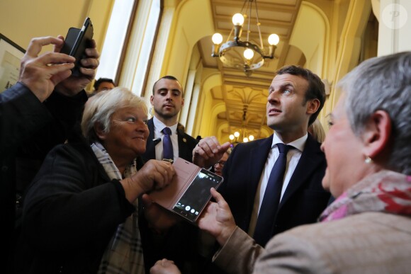 Exclusif - Emmanuel Macron et sa femme Brigitte (Trogneux) repartent de la mairie du Touquet après être allés voter pour le deuxième tour de l'élection présidentielle. Le 7 mai 2017 © Dominique Jacovides - Sébastien Valiela / Bestimage
