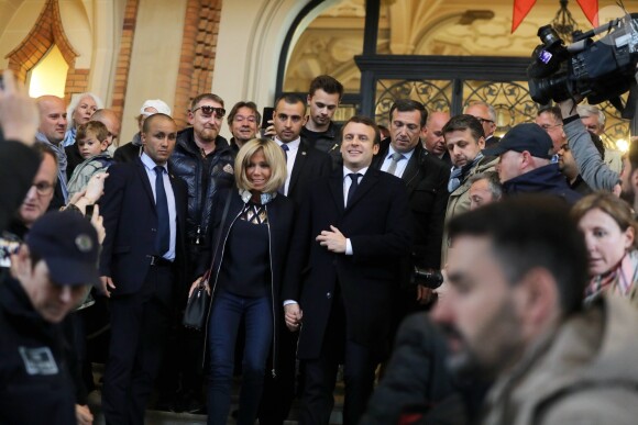 Exclusif - Emmanuel Macron et sa femme Brigitte (Trogneux) repartent de la mairie du Touquet après être allés voter pour le deuxième tour de l'élection présidentielle. Le 7 mai 2017 © Dominique Jacovides - Sébastien Valiela / Bestimage