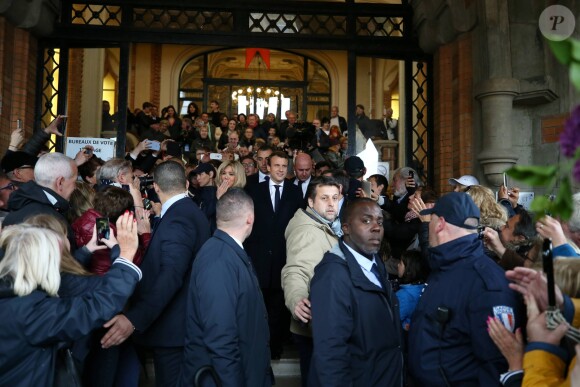 Exclusif - Emmanuel Macron et sa femme Brigitte (Trogneux) repartent de la mairie du Touquet après être allés voter pour le deuxième tour de l'élection présidentielle. Le 7 mai 2017 © Dominique Jacovides - Sébastien Valiela / Bestimage
