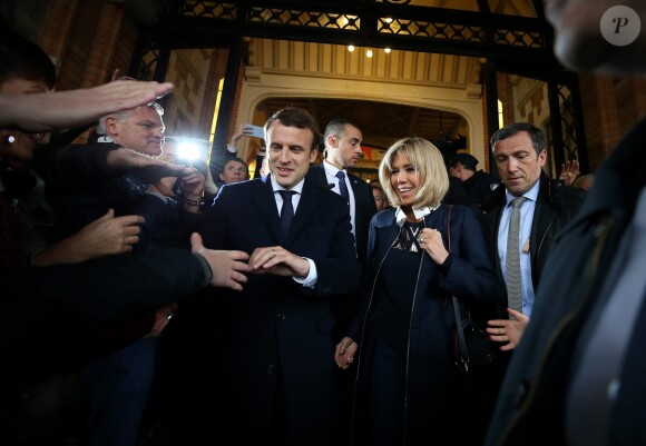 Exclusif - Emmanuel Macron et sa femme Brigitte (Trogneux) repartent de la mairie du Touquet après être allés voter pour le deuxième tour de l'élection présidentielle. Le 7 mai 2017 © Dominique Jacovides - Sébastien Valiela / Bestimage