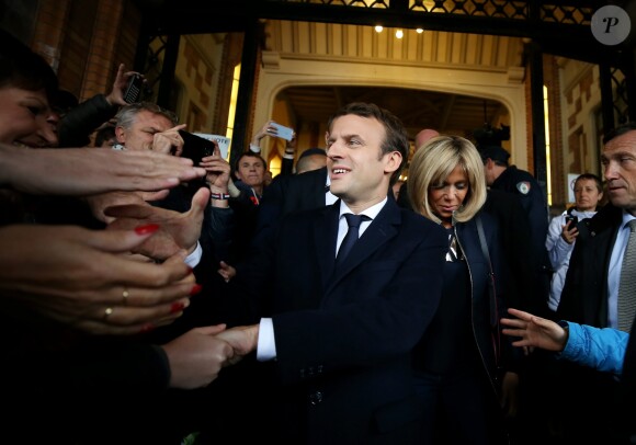 Exclusif - Emmanuel Macron et sa femme Brigitte (Trogneux) repartent de la mairie du Touquet après être allés voter pour le deuxième tour de l'élection présidentielle. Le 7 mai 2017 © Dominique Jacovides - Sébastien Valiela / Bestimage