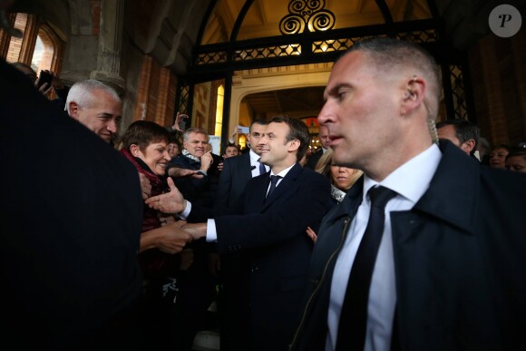 Exclusif - Emmanuel Macron et sa femme Brigitte (Trogneux) repartent de la mairie du Touquet après être allés voter pour le deuxième tour de l'élection présidentielle. Le 7 mai 2017 © Dominique Jacovides - Sébastien Valiela / Bestimage