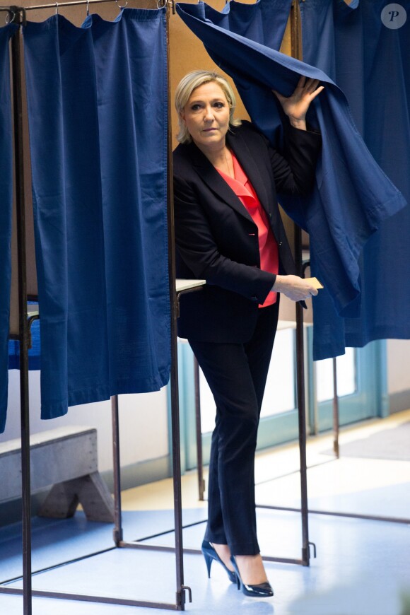Marine Le Pen, candidate du parti ''Front National" (FN) vote à l'école primaire publique Jean-Jacques Rousseau à Hénin-Beaumont lors du second tour de la présidentielle le 7 mai 2017.