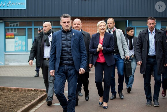 Marine Le Pen, candidate du parti ''Front National" (FN) vote à l'école primaire publique Jean-Jacques Rousseau à Hénin-Beaumont lors du second tour de la présidentielle le 7 mai 2017.