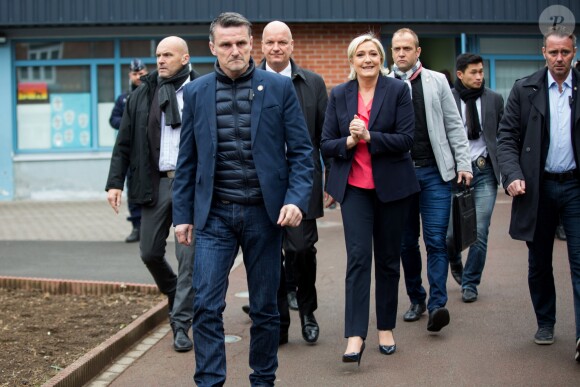 Marine Le Pen, candidate du parti ''Front National" (FN) vote à l'école primaire publique Jean-Jacques Rousseau à Hénin-Beaumont lors du second tour de la présidentielle le 7 mai 2017.