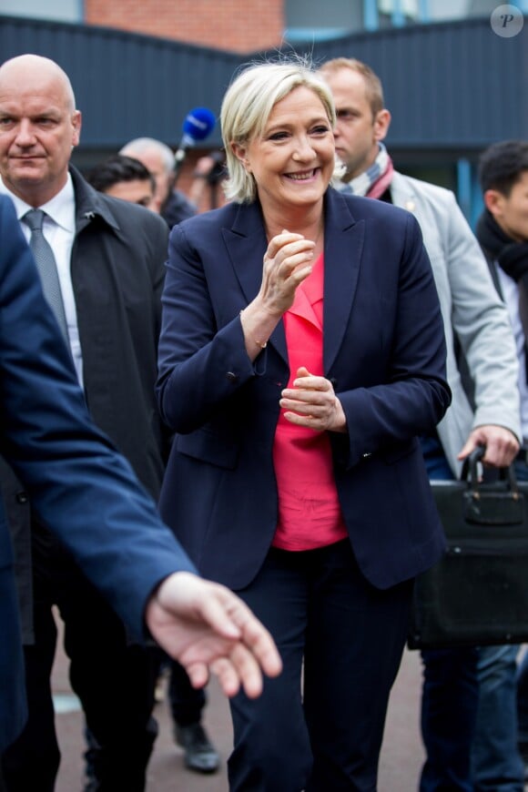 Marine Le Pen, candidate du parti ''Front National" (FN) vote à l'école primaire publique Jean-Jacques Rousseau à Hénin-Beaumont lors du second tour de la présidentielle le 7 mai 2017.
