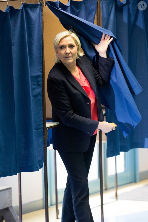 Marine Le Pen, candidate du parti ''Front National" (FN) vote à l'école primaire publique Jean-Jacques Rousseau à Hénin-Beaumont lors du second tour de la présidentielle le 7 mai 2017.