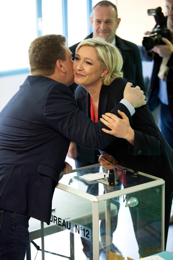Marine Le Pen, candidate du parti ''Front National" (FN) vote à l'école primaire publique Jean-Jacques Rousseau à Hénin-Beaumont lors du second tour de la présidentielle le 7 mai 2017.