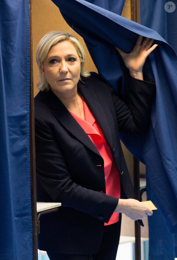 Marine Le Pen, candidate du parti ''Front National" (FN) vote à l'école primaire publique Jean-Jacques Rousseau à Hénin-Beaumont lors du second tour de la présidentielle le 7 mai 2017.