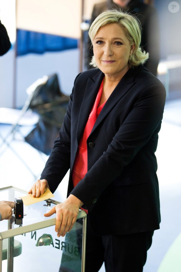 Marine Le Pen, candidate du parti ''Front National" (FN) vote à l'école primaire publique Jean-Jacques Rousseau à Hénin-Beaumont lors du second tour de la présidentielle le 7 mai 2017.