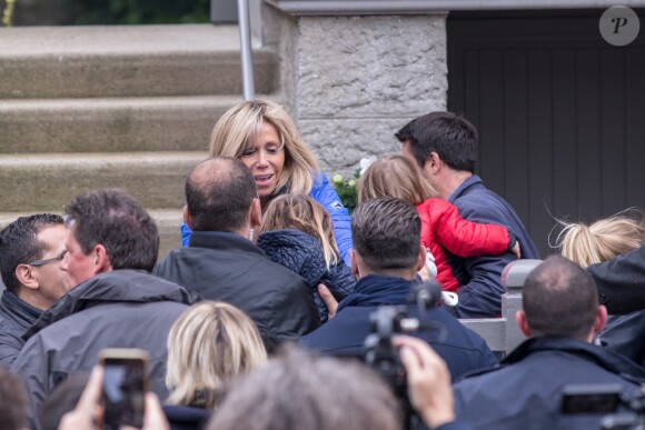 Brigitte Macron (Trogneux) reçoit sa fille Tiphaine, son gendre Antoine et leurs enfants Aurèle et Elise, pour l'anniversaire de cette dernière, à son domicile au Touquet. Le 6 mai 2017 © Dominique Jacovides-Cyril Moreau-Sébastien Valiela / Bestimage
