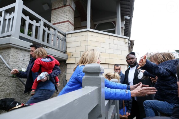 Brigitte Macron (Trogneux) reçoit sa fille Tiphaine, son gendre Antoine et leurs enfants Aurèle et Elise, pour l'anniversaire de cette dernière, à son domicile au Touquet. Le 6 mai 2017 © Dominique Jacovides-Cyril Moreau-Sébastien Valiela / Bestimage
