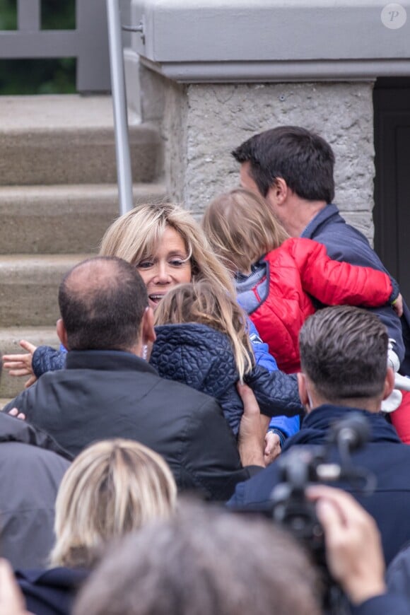 Brigitte Macron (Trogneux) reçoit sa fille Tiphaine, son gendre Antoine et leurs enfants Aurèle et Elise, pour l'anniversaire de cette dernière, à son domicile au Touquet. Le 6 mai 2017 © Dominique Jacovides-Cyril Moreau-Sébastien Valiela / Bestimage