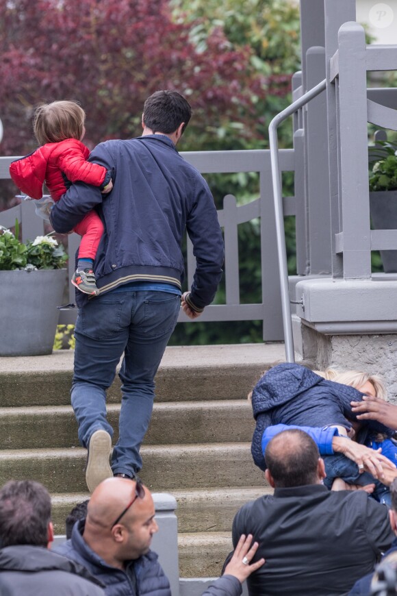 Brigitte Macron (Trogneux) reçoit sa fille Tiphaine, son gendre Antoine et leurs enfants Aurèle et Elise, pour l'anniversaire de cette dernière, à son domicile au Touquet. Le 6 mai 2017 © Dominique Jacovides-Cyril Moreau-Sébastien Valiela / Bestimage