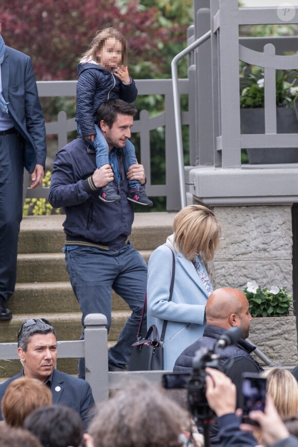 Brigitte Macron (Trogneux) reçoit sa fille Tiphaine, son gendre Antoine et leurs enfants Aurèle et Elise, pour l'anniversaire de cette dernière, à son domicile au Touquet. Le 6 mai 2017 © Dominique Jacovides-Cyril Moreau-Sébastien Valiela / Bestimage