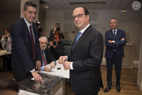 François Hollande vote à Tulle pour le deuxième tour de l'élection présidentielle le 7 mai 2017. © Caroline Blumberg/Pool/Bestimage