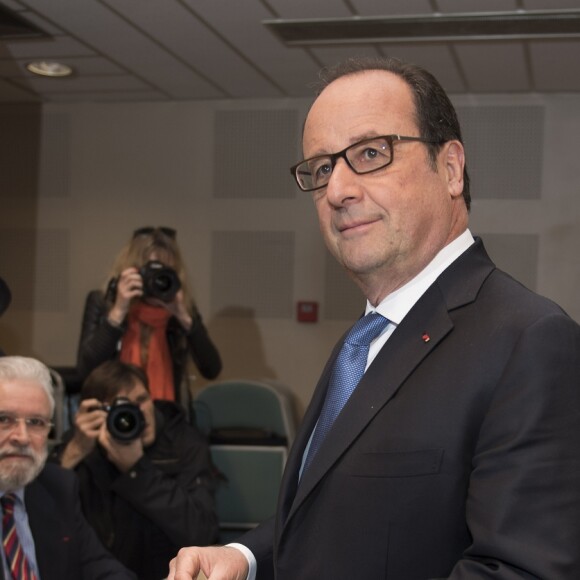 François Hollande vote à Tulle pour le deuxième tour de l'élection présidentielle le 7 mai 2017. © Caroline Blumberg/Pool/Bestimage