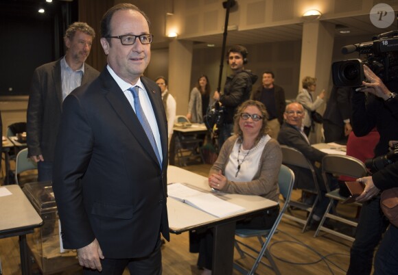 François Hollande vote à Tulle pour le deuxième tour de l'élection présidentielle le 7 mai 2017. © Caroline Blumberg/Pool/Bestimage