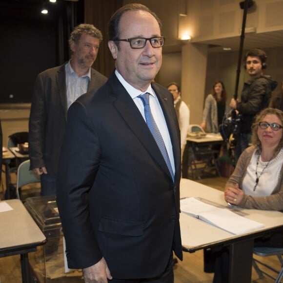 François Hollande vote à Tulle pour le deuxième tour de l'élection présidentielle le 7 mai 2017. © Caroline Blumberg/Pool/Bestimage