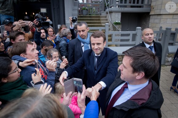 Emmanuel Macron et sa femme Brigitte (Trogneux) quittent leur domicile au Touquet pour aller voter pour le deuxième tour de l'élection présidentielle. Le 7 mai 2017 © Dominique Jacovides - Cyril Moreau - Sébastien Valiela / Bestimage  French presidential election candidate for the 'En Marche!' (Onwards!) political movement, Emmanuel Macron and his wife Brigitte Trogneux seen leaving their home to go to the city hall to vote for the second round of the presidential election. On may 7th 201707/05/2017 - Le Touquet