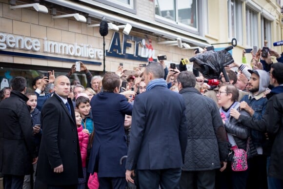 Emmanuel Macron et sa femme Brigitte (Trogneux) quittent leur domicile au Touquet pour aller voter pour le deuxième tour de l'élection présidentielle. Le 7 mai 2017 © Dominique Jacovides - Cyril Moreau - Sébastien Valiela / Bestimage  French presidential election candidate for the 'En Marche!' (Onwards!) political movement, Emmanuel Macron and his wife Brigitte Trogneux seen leaving their home to go to the city hall to vote for the second round of the presidential election. On may 7th 201707/05/2017 - Le Touquet