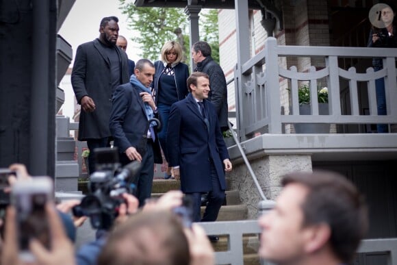 Emmanuel Macron et sa femme Brigitte (Trogneux) quittent leur domicile au Touquet pour aller voter pour le deuxième tour de l'élection présidentielle. Le 7 mai 2017 © Dominique Jacovides - Cyril Moreau - Sébastien Valiela / Bestimage  French presidential election candidate for the 'En Marche!' (Onwards!) political movement, Emmanuel Macron and his wife Brigitte Trogneux seen leaving their home to go to the city hall to vote for the second round of the presidential election. On may 7th 201707/05/2017 - Le Touquet