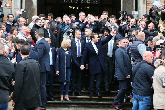 Emmanuel Macron et sa femme Brigitte (Trogneux) quittent la mairie du Touquet, après avoir voté pour le deuxième tour de l'élection présidentielle, salués par de nombreux militants. Le 7 mai 2017 © Dominique Jacovides - Cyril Moreau - Sébastien Valiela / Bestimage