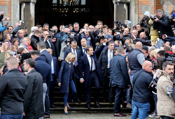 Emmanuel Macron et sa femme Brigitte (Trogneux) quittent la mairie du Touquet, après avoir voté pour le deuxième tour de l'élection présidentielle, salués par de nombreux militants. Le 7 mai 2017 © Dominique Jacovides - Cyril Moreau - Sébastien Valiela / Bestimage
