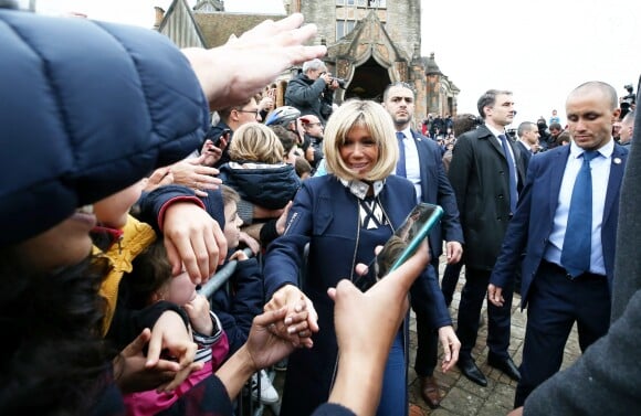 Emmanuel Macron et sa femme Brigitte (Trogneux) quittent la mairie du Touquet, après avoir voté pour le deuxième tour de l'élection présidentielle, salués par de nombreux militants. Le 7 mai 2017 © Dominique Jacovides - Cyril Moreau - Sébastien Valiela / Bestimage