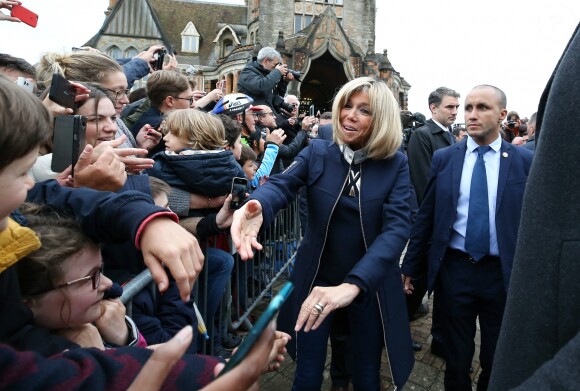 Emmanuel Macron et sa femme Brigitte (Trogneux) quittent la mairie du Touquet, après avoir voté pour le deuxième tour de l'élection présidentielle, salués par de nombreux militants. Le 7 mai 2017 © Dominique Jacovides - Cyril Moreau - Sébastien Valiela / Bestimage