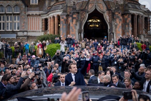 Emmanuel Macron et sa femme Brigitte (Trogneux) quittent la mairie du Touquet, après avoir voté pour le deuxième tour de l'élection présidentielle, salués par de nombreux militants. Le 7 mai 2017 © Dominique Jacovides - Cyril Moreau - Sébastien Valiela / Bestimage