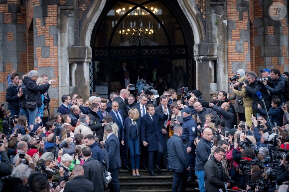 Emmanuel Macron et sa femme Brigitte (Trogneux) quittent la mairie du Touquet, après avoir voté pour le deuxième tour de l'élection présidentielle, salués par de nombreux militants. Le 7 mai 2017 © Dominique Jacovides - Cyril Moreau - Sébastien Valiela / Bestimage