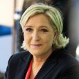 Marine Le Pen, candidate du parti ''Front National" (FN), vote à l'école primaire publique Jean-Jacques Rousseau à Hénin-Beaumont lors du second tour de la présidentielle le 7 mai 2017.